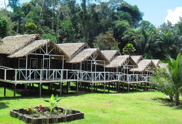 The cabins facing the river