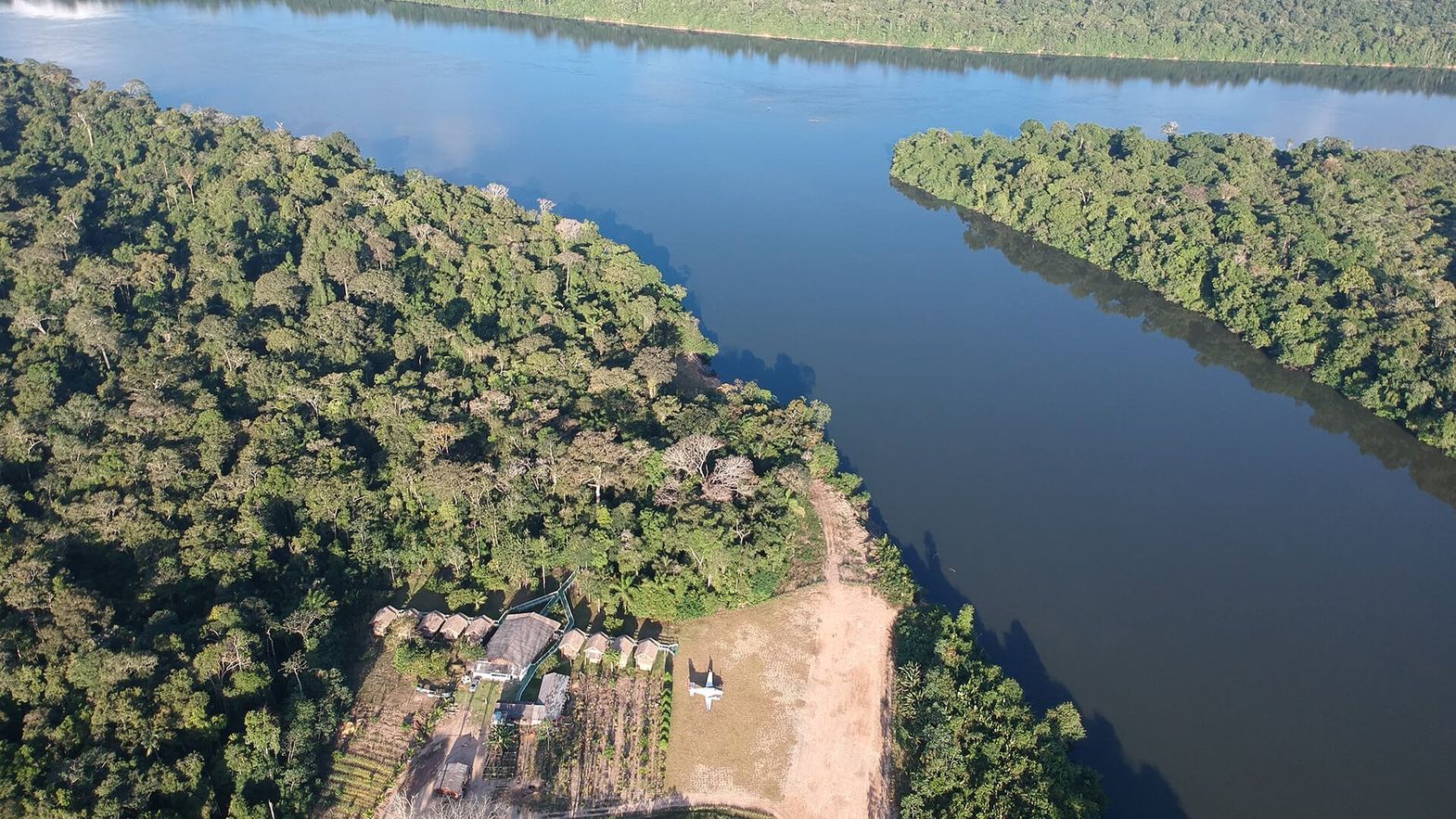 The Roosevelt meeting the Aripuanã from the air, forest to the horizon